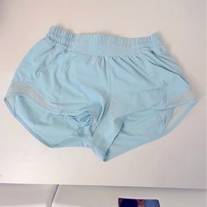 LULULEMON HOTTY HOT SIZE 6 2.5 inch LIGHT BLUE
